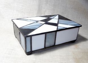 Szklana szkatułka w modnej szarej tonacji wykonana w technice Tiffany